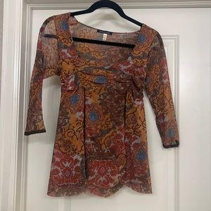 Multi-colored shirt with 3/4 sleeves